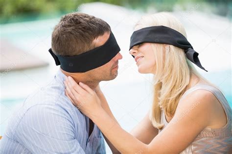 olhos vendados casal beijando — fotografias de stock © wavebreakmedia 102621298
