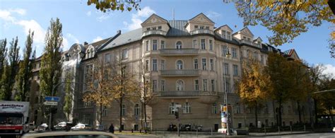 Als vor vier jahren die feierliche grundsteinlegung dieses baues stattfand, waren wir uns alle. Edgar Feuchtwanger: Als der Milchmann nebenan bei Hitler ...