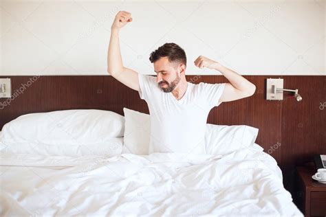 Hombre despertando y estirándose fotografía de stock tonodiaz