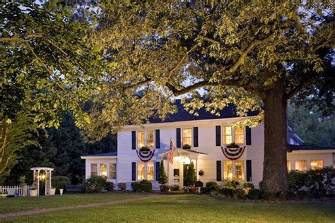 Stay with us and see why our guests revere our customer service! A Williamsburg White House Inn - Williamsburg, VA Inn for Sale