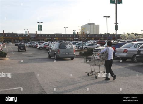 Parking Lot Of A Grocery Store Stock Photo Alamy
