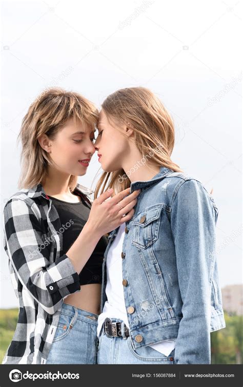 lesbisches paar küsst sich mit geschlossenen augen — stockfoto © dimabaranow 156087884