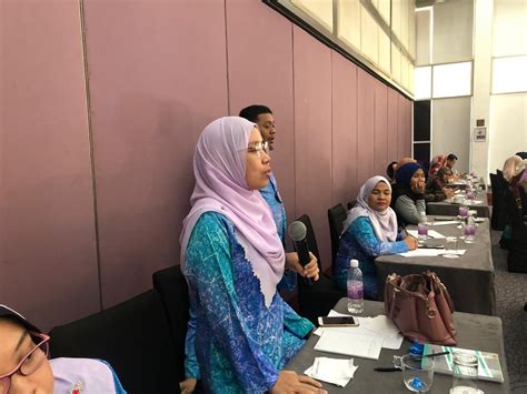 Manual prosedur kerja dan fail meja adalah alat pengurusan yang dapat menyumbang kepada peningkatan kecekapan serta keberkesanan adalah penting proses, peraturan, pegawai yang bertanggungjawab dan hubungan kerja di antara pegawai dikenalpasti, disusun dan dibukukan. Bengkel Pemantapan Proses Kerja Pengurusan - Sekretariat ...