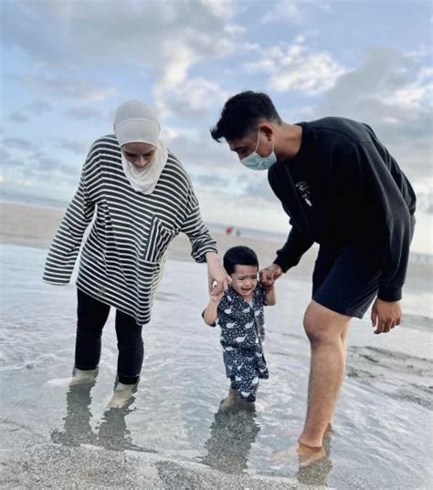 Arya Saloka Ajak Istri Dan Anak Liburan Ke Pantai Netizen Keluarga