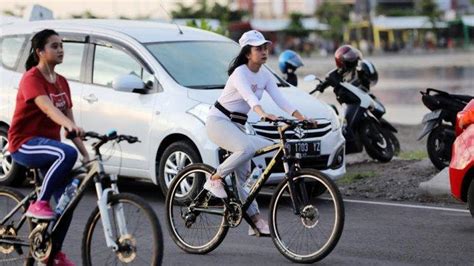 Foto Wanita Makassar Bersepeda Tribun