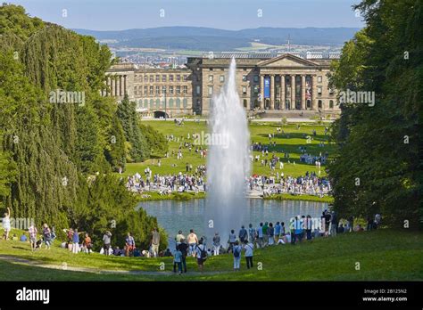 Großer Springbrunnen Im Bergpark Wilhelmshöhe Mit Schloss Kassel