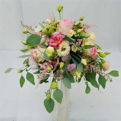 Robuste, malerische blüten und eine frühe blütezeit zu maibeginn machen die paeonia aus. Brautstrauß in Wien bestellen - vintage oder klassisch ...