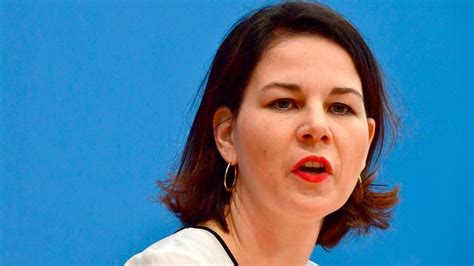 Annalena baerbock hat beim besuch in brandenburgs wäldern mit mangelnder ortskenntnis geglänzt. Annalena Baerbock: Wettbewerb um ökologischste ...