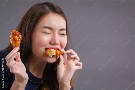 foto stock woman eating unhealthy fat fried chicken portrait of unhealthy girl eating fat fried
