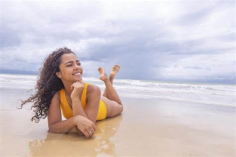 Mulher Jovem Na Praia Mulher Afro Sentada Na Areia Da Praia Em Um