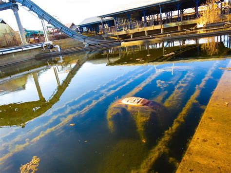 Six Flags Nola Sunken Log Flume Boat Abandoned Theme Parks Abandoned