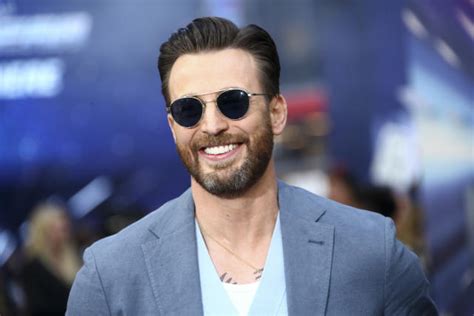 Chris Evans Is ‘frustrated Same Sex Kiss In ‘lightyear Is Up For
