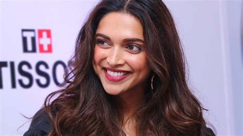 Deepika Padukones Dewy Skin And Red Lipstick Are Perfect For Date