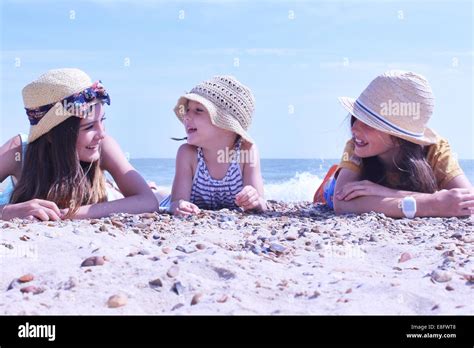 Kinder liegen am strand Fotos und Bildmaterial in hoher Auflösung Alamy