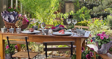 Ein liebevoll gedeckter tisch macht ganz schön eindruck! Gedeckter Tisch im herbstlichen Garten, … - Bild kaufen ...