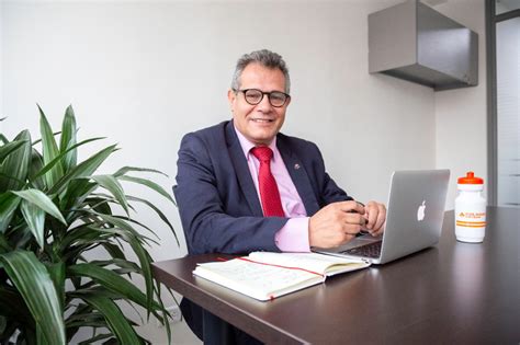 Julio roberto gómez estuvo más de 40 años en la lucha de los derechos de la clase obrera en el país. Julio Roberto Gómez toma la presidencia del Colnago CM ...