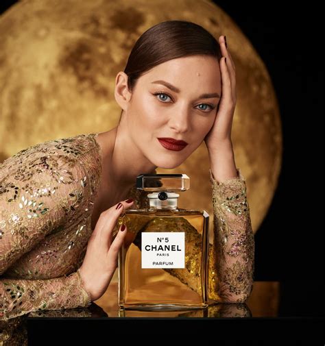 Chanel N°5 El Perfume Más Vendido De La Historia Video — Muy Cosmopolitas