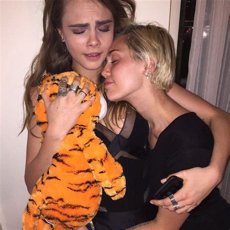 Miley Cyrus Celebrates The Single Life With Kisses Looks Cara Her Filme
