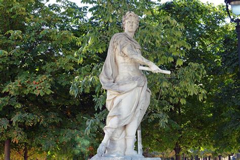 Tượng Julius Caesar ở Jardin Des Tuileries