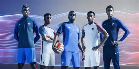 Plus Clairs Et Sans Cols Voici Les Nouveaux Maillots Des Bleus