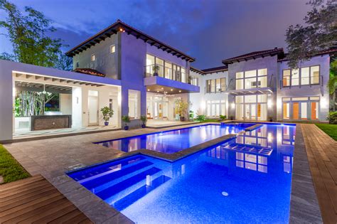 Many options for single family homes exist in south florida but if you are looking for luxury some of the following neighborhoods are the only ones that will do. Luxury Homes Miami | Miami Real Estate Works