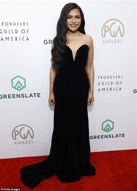Pga Awards Mindy Kaling Flaunts Her Stunning Figure In A Black
