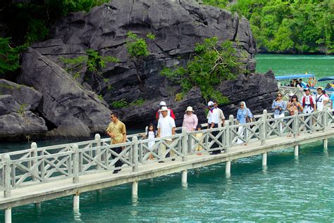 Lokasi taman yang luas dan pantai private dengan kolam renang menjadikan suasana wisata ke langkawi begitu seru dan asik. 20 Tempat Menarik Di Langkawi WAJIB Pergi - Ammboi