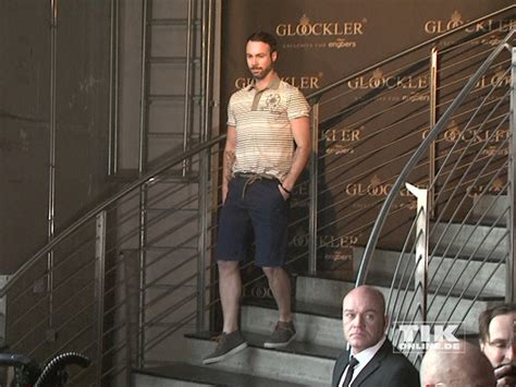 Leichenhemden, särge, und alles was. Harald Glööckler designt jetzt auf für Männer | TIKonline.de