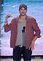 Ashton Kutcher Wins 'Old Guy Award' at Teen Choice Awards!: Photo ...