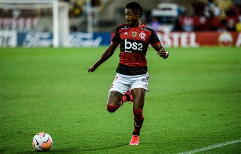 Benfica Oferece Milh Es De Euros Por Bruno Henrique Ao Flamengo