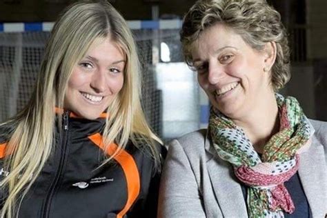 De vries, zijn eigen beveiliging en uiteraard de politiek. Estavana Polman im GALA-Interview: "Wie wollen kein ...