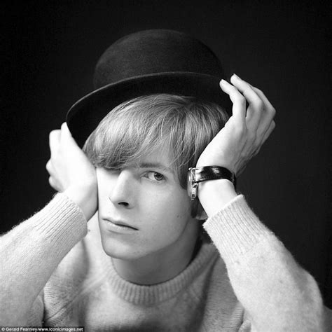 Golden Years Striking Photographs Of A Fresh Faced David Bowie David Bowie Bowie Starman Bowie