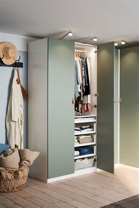 Pour profiter d'un confort optimal, optez pour nos modèles garnis de mousse viscoélastique (mousse à mémoire de forme) ou d'accoudoirs au garnissage généreux. Rangement gain de place : des meubles d'angle qui ...