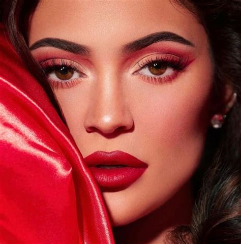 Kylie Jenner Gets Red Hot For Kylie Cosmetics Holiday Maquillaje De Ojos Casual