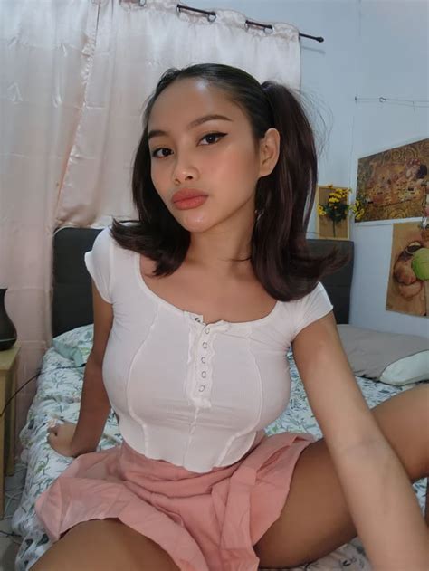 wanna take a look under my skirt 👀 r asiantraps