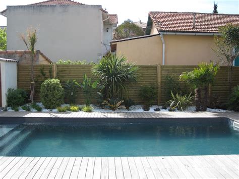 C'est une bonne astuce de noter les végétaux existants. piscine terrasse en bois, aménagement paysager avec de ...