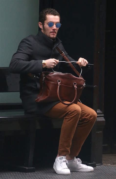 Photo : Exclusif - Louis Sarkozy consulte son ordinateur sur un banc à