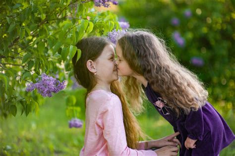 Sisters Kissing Bilder Durchsuchen 16059 Archivfotos Vektorgrafiken Und Videos Adobe Stock