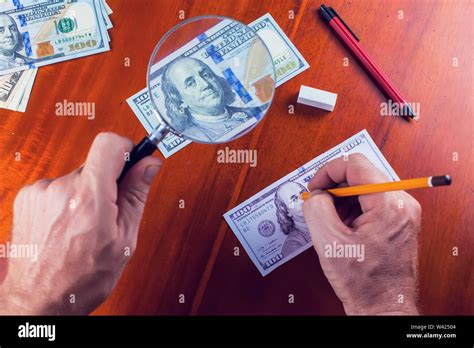 Hacer Dinero Falso Proceso De Dibujo De La Falsificación De Dinero Fotografía De Stock Alamy