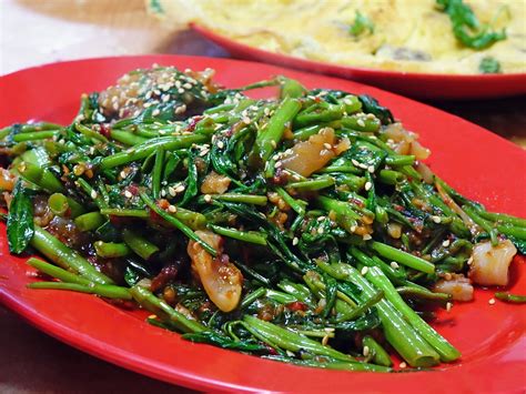 Cah kangkung biasanya disajikan sebagai pendamping nasi atau lalapan dalam sebuah hidangan. Resep Cah Kangkung Cumi Saus Tiram ala Restoran China | topkoky