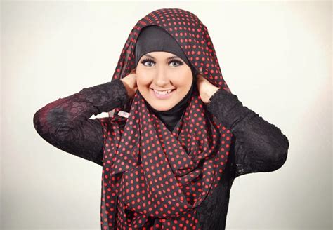 Tampil Cantik Dengan Jilbab Pashmina Dan Headband Cara