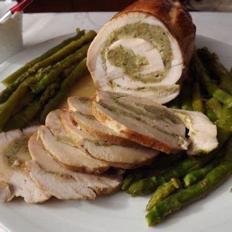 Insaporitela con una presa di sale e una macinata di pepe. Rotolo di tacchino agli asparagi