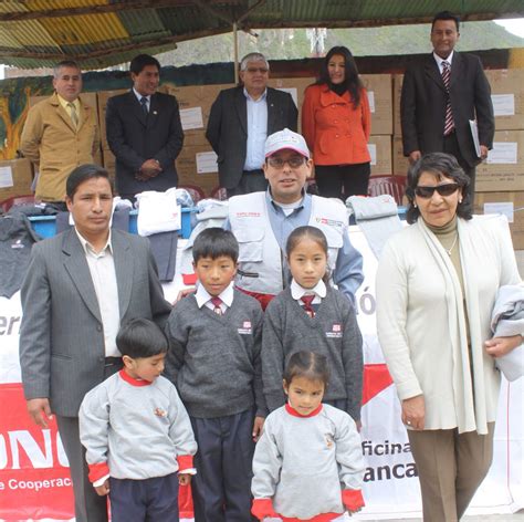 Noticia Local Entregan Prendas Escolares En Huancavelica