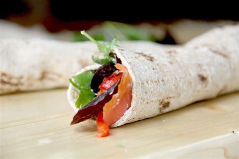 Top evenly with scrambled eggs, smoked salmon, arugula, capers, and onion (if using). Smoked Salmon Wrap | In a Southern Kitchen