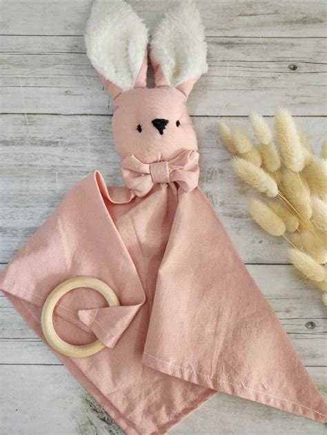 manta de apego conejo rosa comprar en poupon bebes