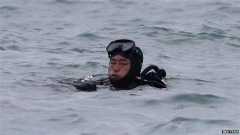 Civilian Diver Dies In South Korea Ferry Search Bbc News