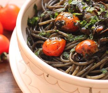 Per preparare le linguine al nero di seppia, mettete a bollire l'acqua che vi servirà poi per cuocere la pasta: Ricetta spaghetti al nero di seppia | Ricettario Tipico