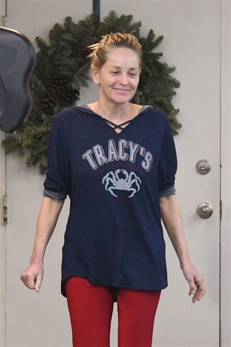 Шэ́рон вонн сто́ун — американская актриса, продюсер и бывшая модель. SHARON STONE at a Nail Salon in Beverly Hills 12/26/2019 ...