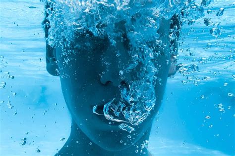 el reflejo de inmersión o por qué nos hace felices sumergirnos en el agua