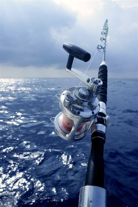 Pesca Del Barco Del Gran Juego En El Mar Profundo Foto De Archivo